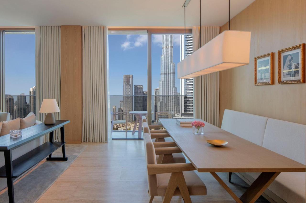 The Dubai Edition Екстер'єр фото A dining room at The Ritz-Carlton, Downtown, Dubai