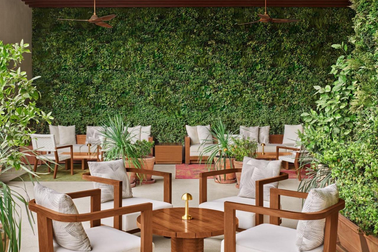 The Dubai Edition Екстер'єр фото A green wall in a restaurant