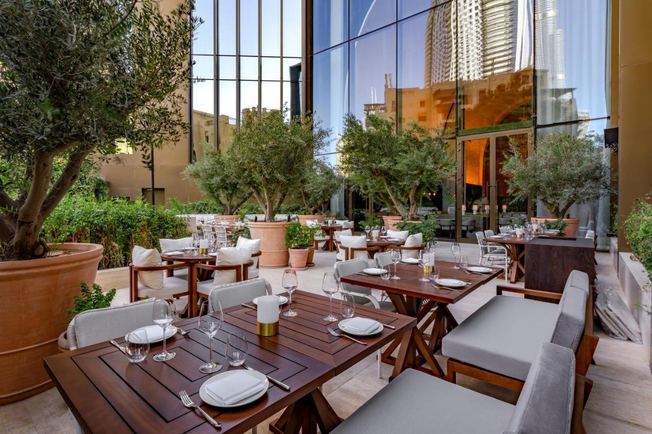 The Dubai Edition Екстер'єр фото The patio at the restaurant