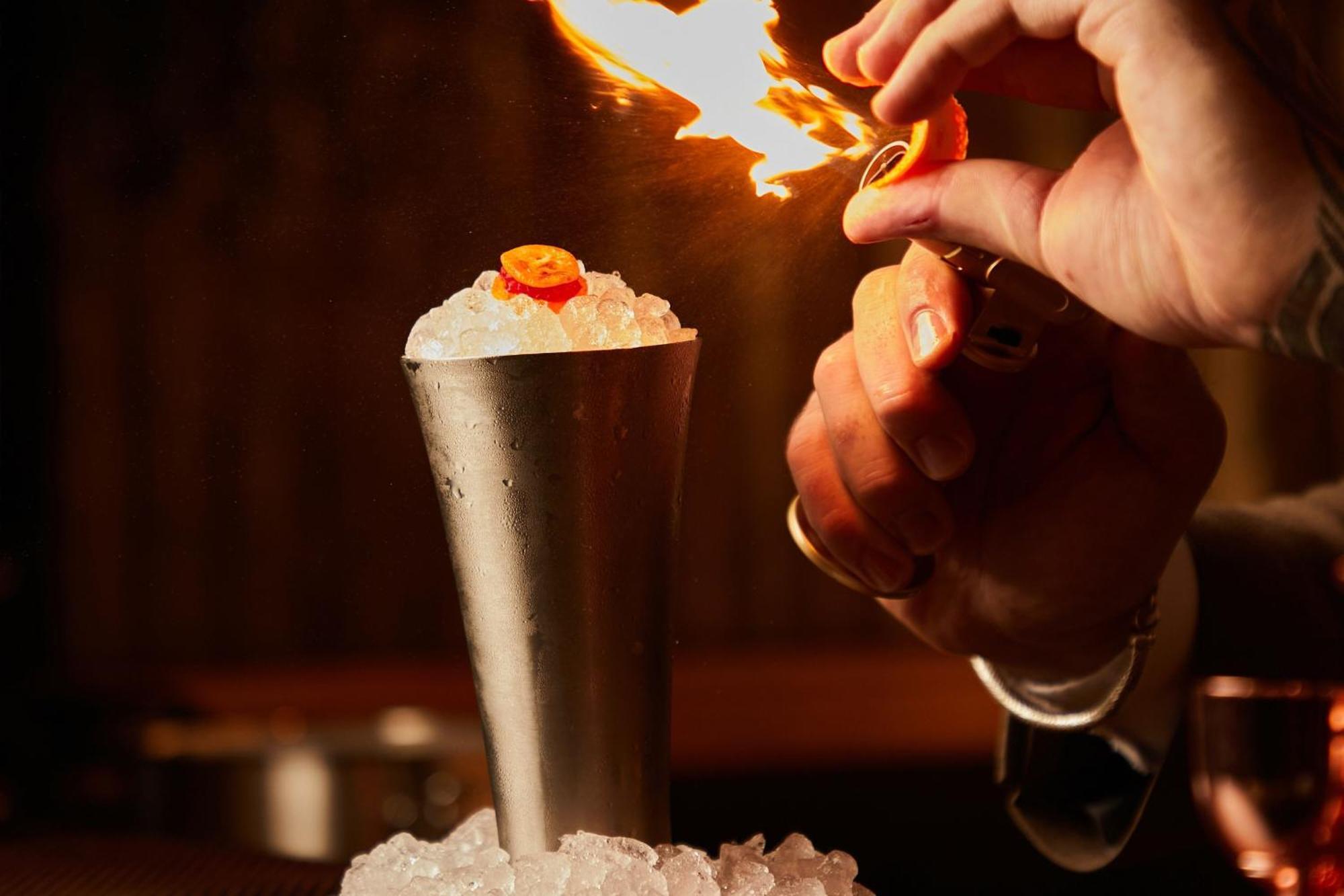 The Dubai Edition Екстер'єр фото Flaming the cocktail
