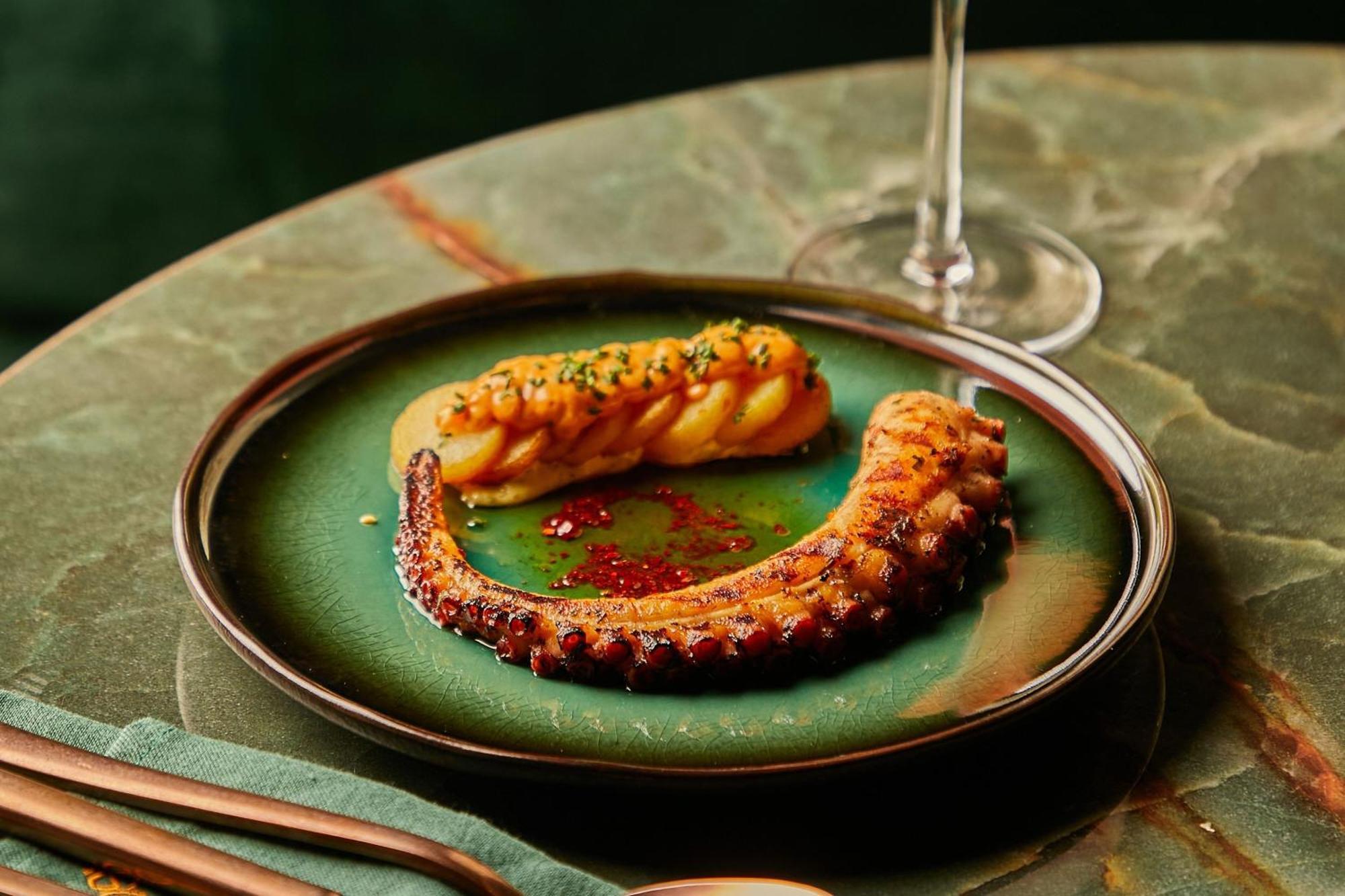 The Dubai Edition Екстер'єр фото Octopus prepared in the Portuguese style