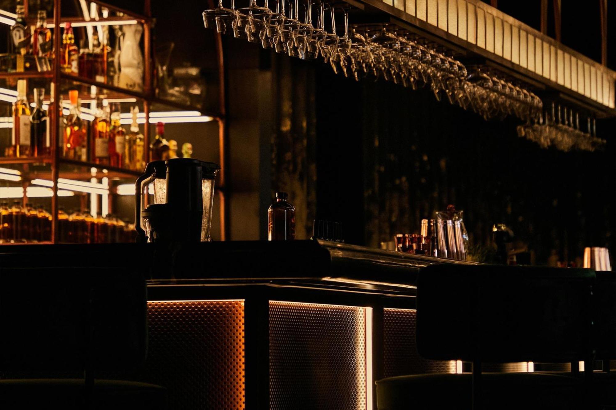 The Dubai Edition Екстер'єр фото The bar at the London Edition