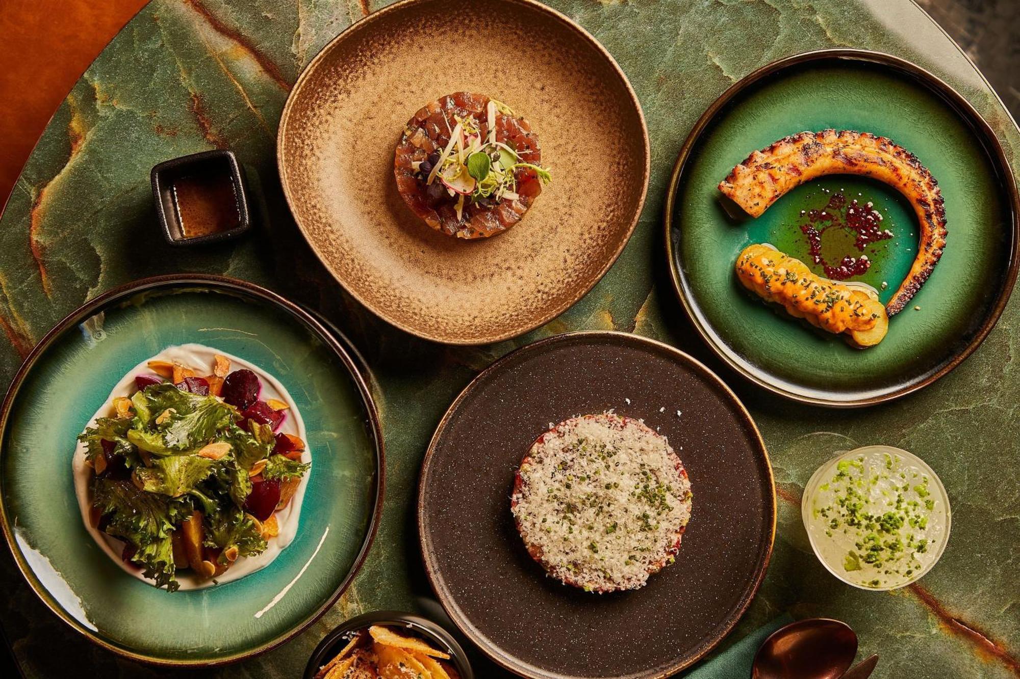 The Dubai Edition Екстер'єр фото Dishes at the restaurant