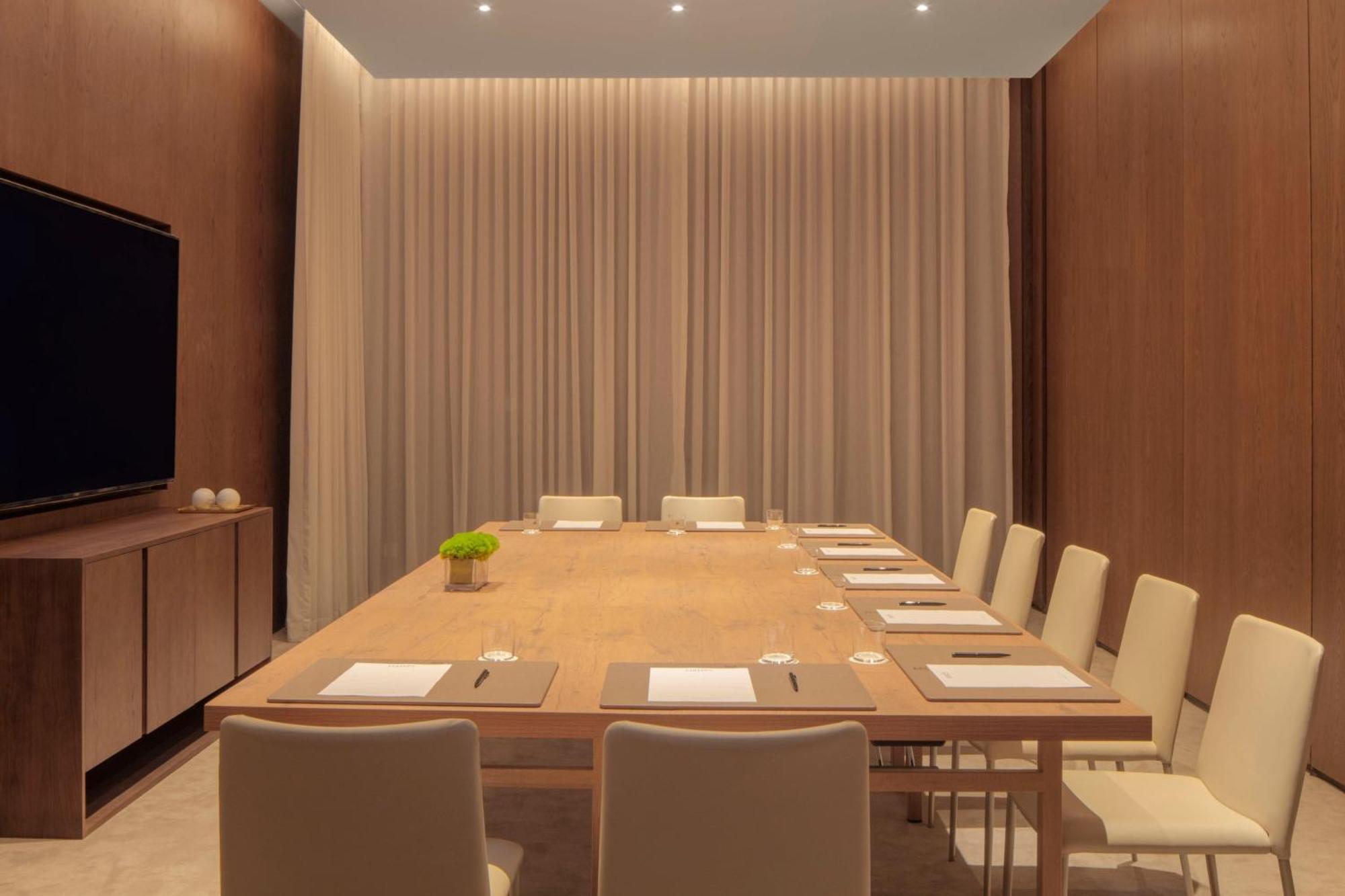 The Dubai Edition Екстер'єр фото Meeting room
