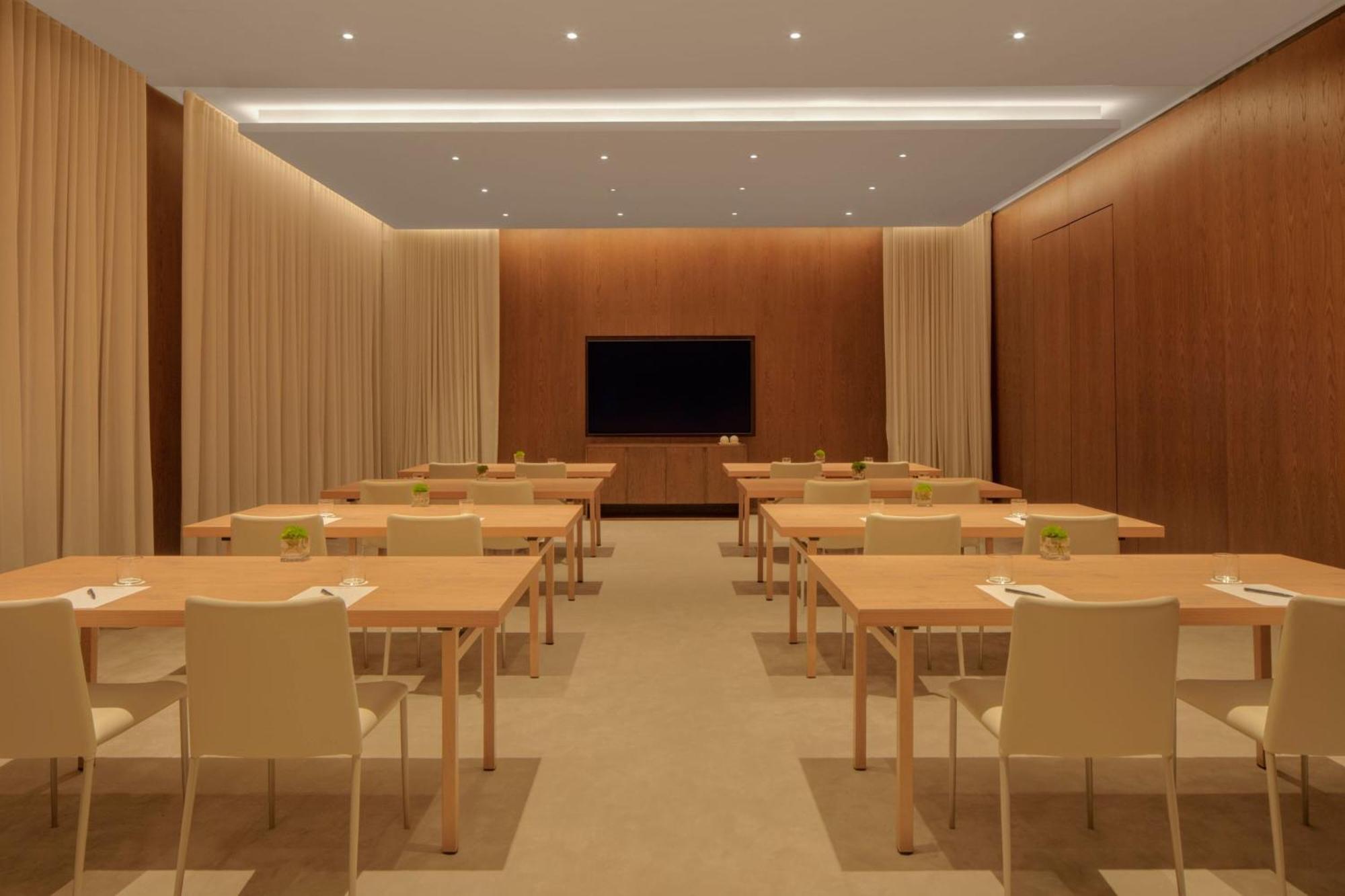The Dubai Edition Екстер'єр фото A meeting room