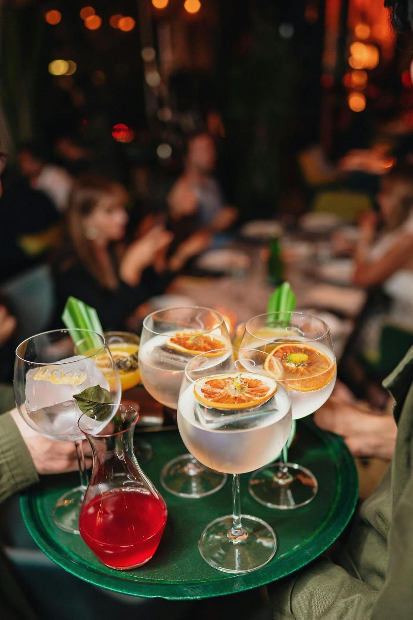 The Dubai Edition Екстер'єр фото Gin and tonic