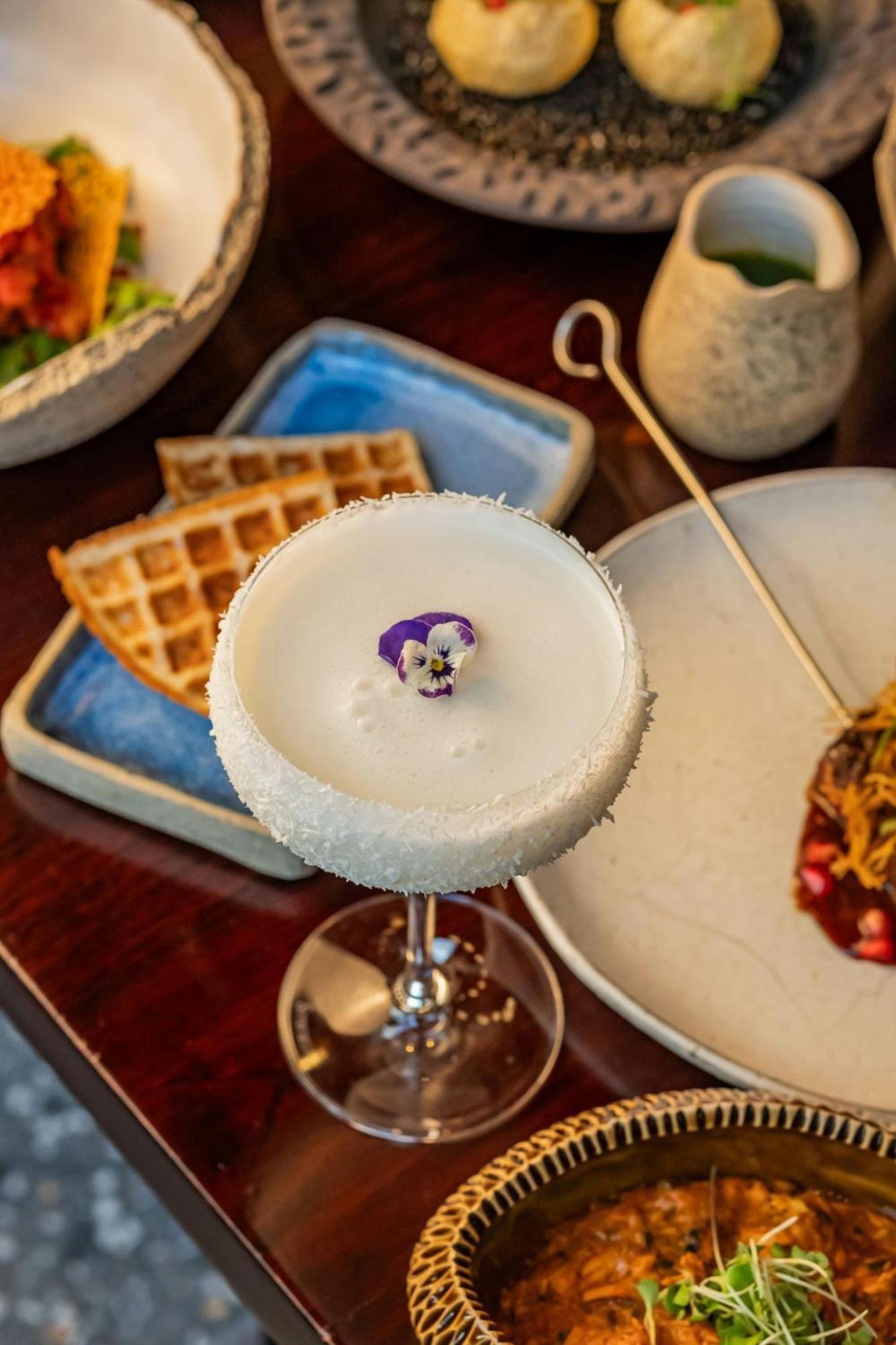 The Dubai Edition Екстер'єр фото A cocktail at the restaurant