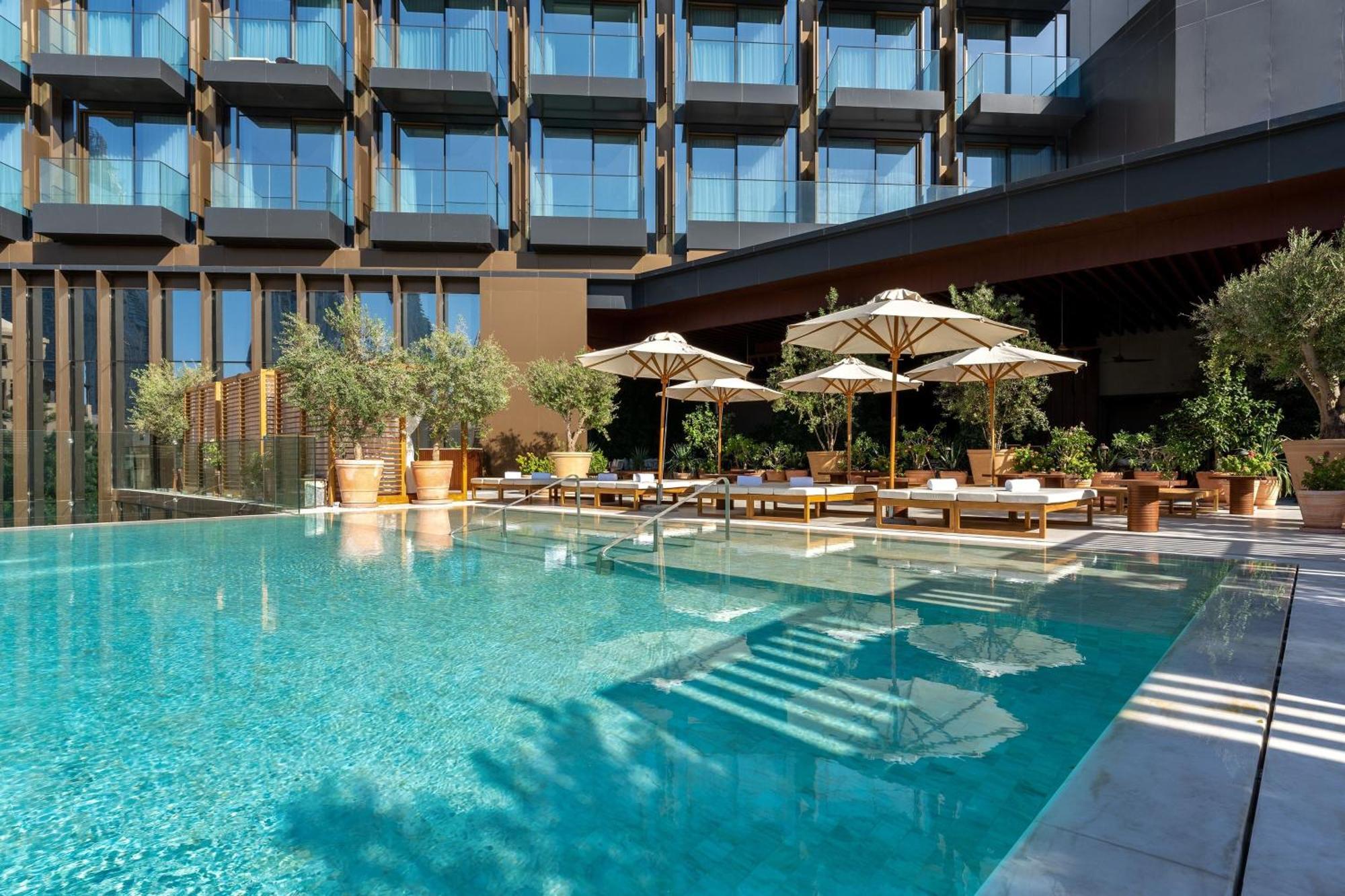 The Dubai Edition Екстер'єр фото The hotel's pool